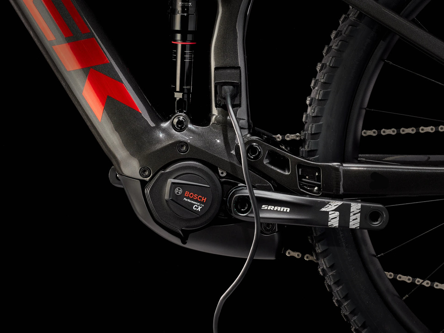 Detalle del motor Bosch CX y transmisión SRAM en una ebike de montaña, fondo negro.